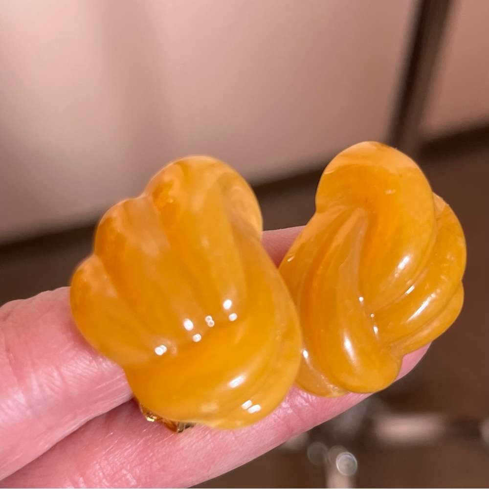 Vintage Retro Deco Lucite Plastic Oversized Amber colored Knot Clip Earrings - Picture 6 of 15